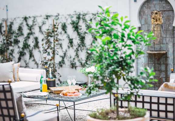 Courtyard Patio at Villa Carlotta – Furnished Apartments, Los Angeles, CA