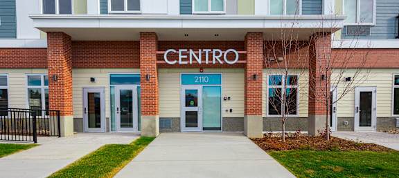 The front of a building with the word CENTRO on it.