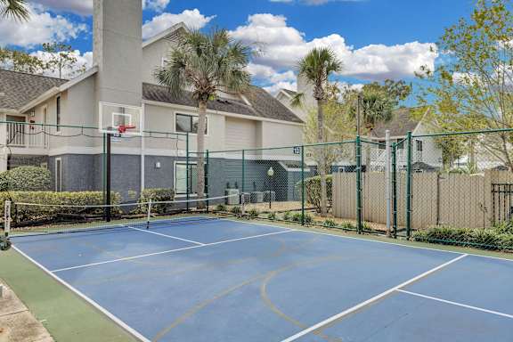 the tennis court at the preserve at ballantyne apartments fl