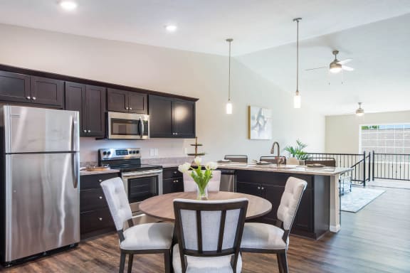 Grand Rapids MI Apartment Rentals Bayberry Chase Basswood Entry Kitchen
