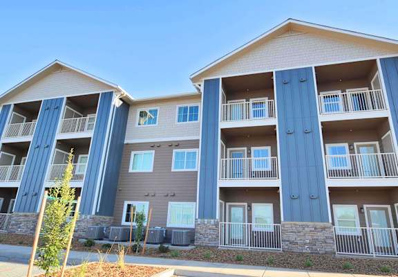 building photo champion townhomes on the green