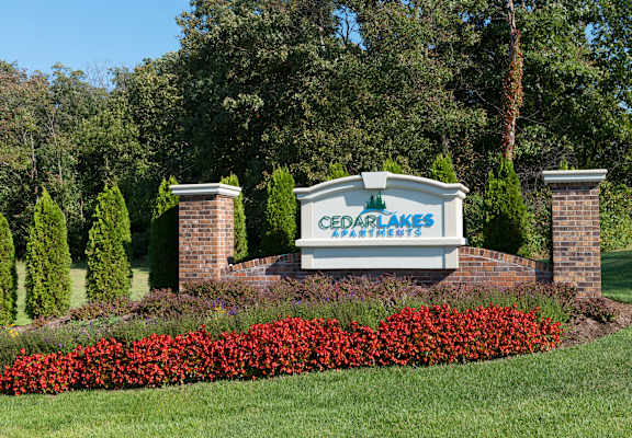 the sign at the entrance to the green lakes apartments sign