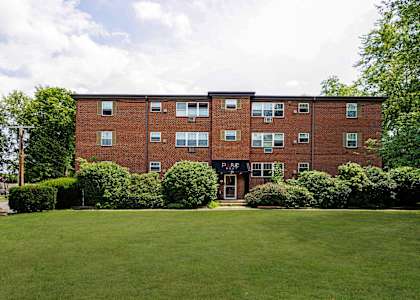 Lush Green Landscape at Enclave West Hartford / Parc West, West Hartford, Connecticut