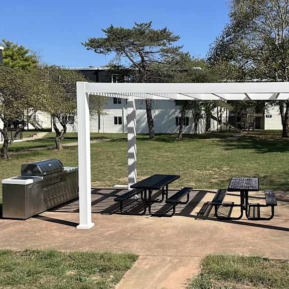 Luxury grilling station and pergola at The Retreat at Walnut Creek, Columbus , Ohio
