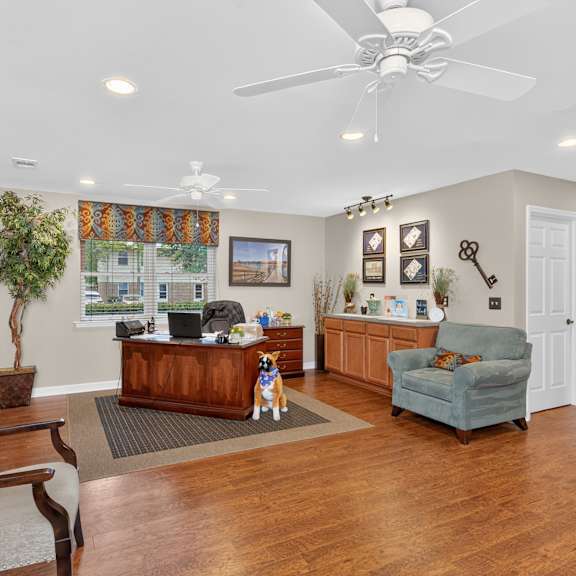 A living room with a dining table and chairs. at Woodlocke Apartments, South Carolina, 27461