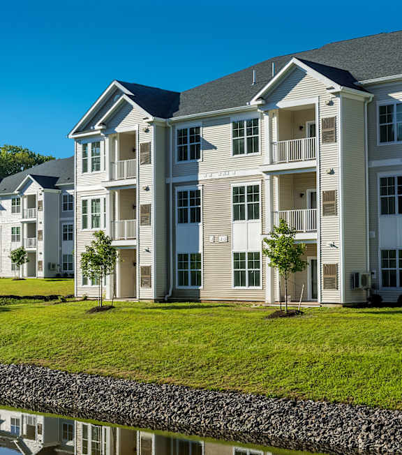 pond, apartments in Freeport Maine