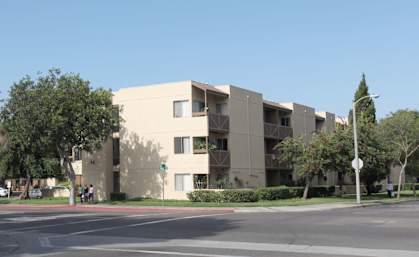 Building Exterior at Rosswood Villa Apartments, Santa Ana, CA 92701