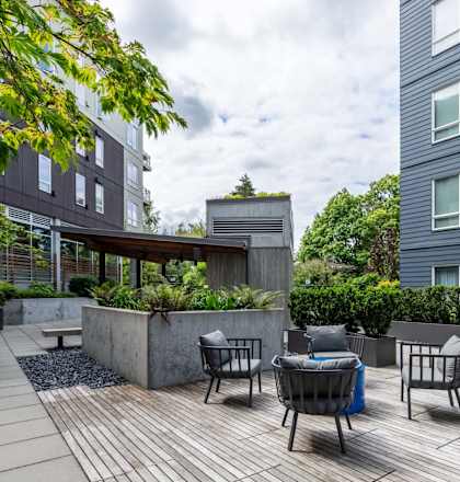 Community patio at Kirkland Crossing Apartments, Kirkland, WA 98033