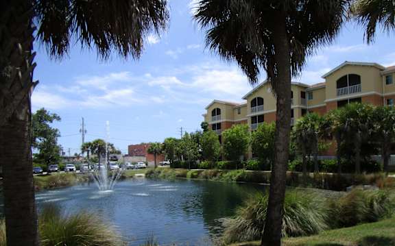 A fountain in the middle of a lake surrounded by trees.