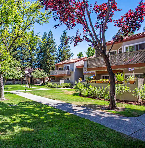 the tennis court at the club at highlands apartments at Valley Plaza Villages, Pleasanton, 94566