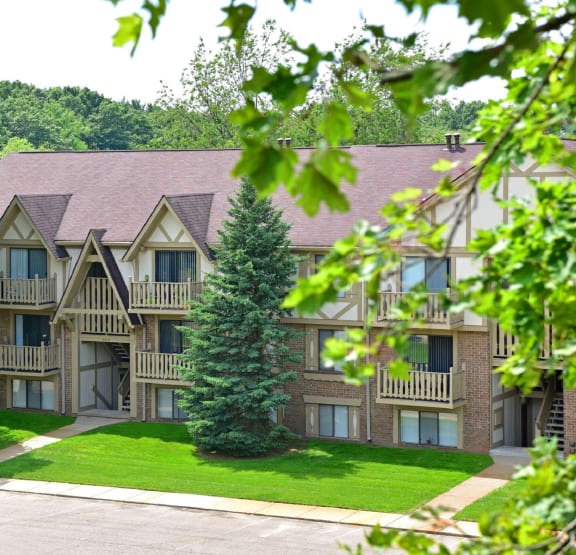Outside View at Sycamore Creek Apartments in Lake Orion, MI 48359
