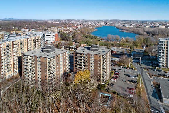 A cityscape with a large lake in the middle of it.