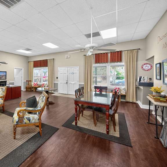 A living room with a dining table and chairs. at Brackenbrook Apartments, North Charleston 29418