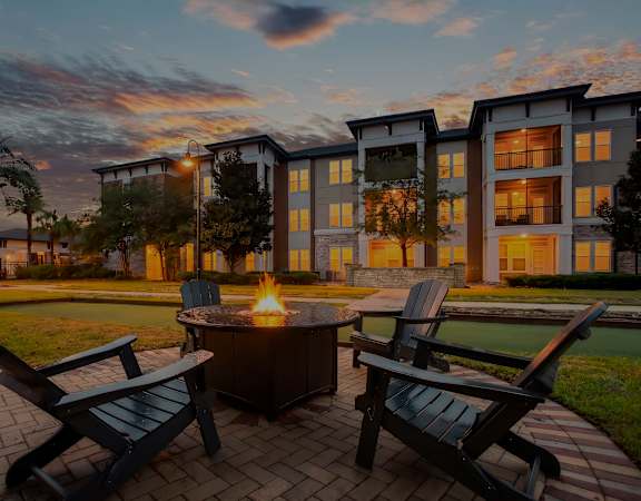 Outdoor fire pit lounge