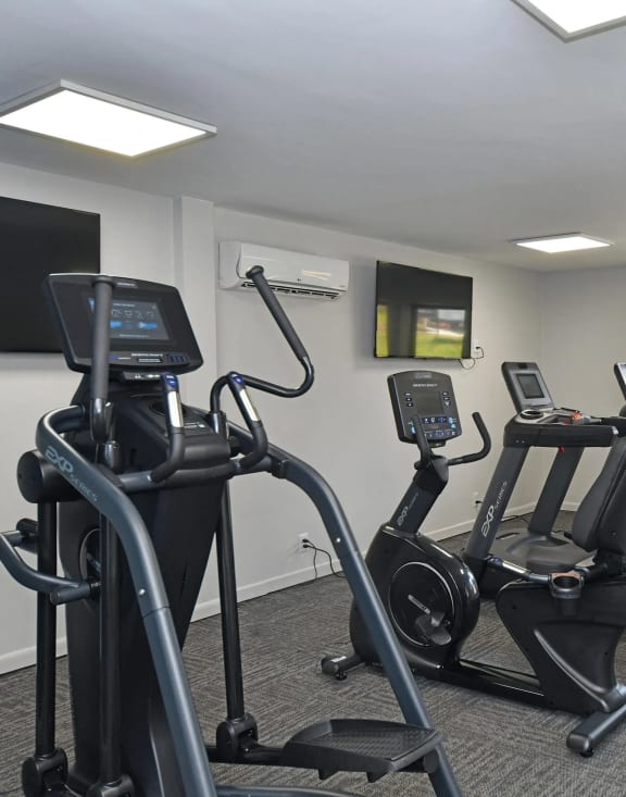 Fitness Center With Modern Equipment at Kinley Lofts, Tennessee