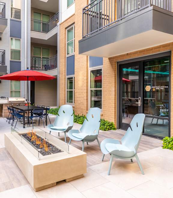 Outdoor patio at Heights at 1520 Apartments in Houston TX