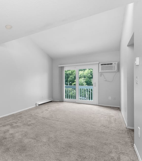 living room at Gull Harbor Apartments in New London, CT, 06320