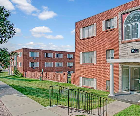 Bristol Square Façade & Entrance The front entrance to one of the apartment buildings at Bristol Square Apartments.