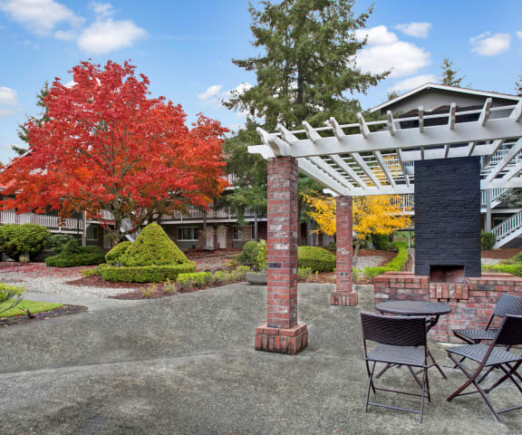Colonial Square Outdoor Barbeque Area Apartments in Bellevue, WA