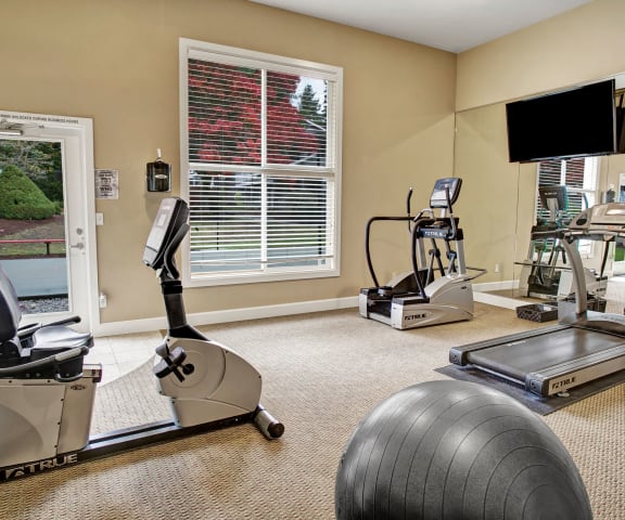 Colonial Square Gym Apartments in Bellevue, WA