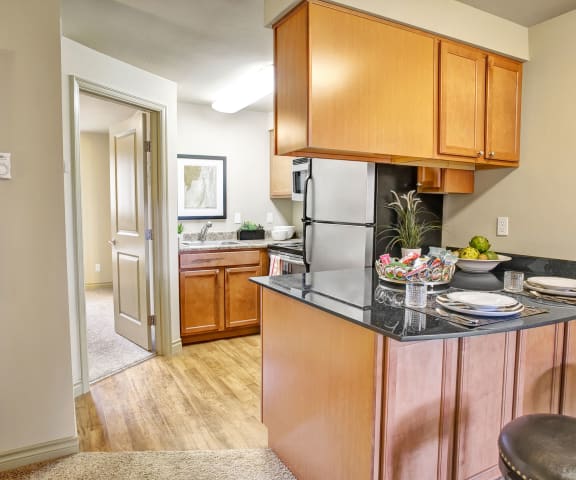 Colonial Square Dining and Kitchen Apartments in Bellevue, WA