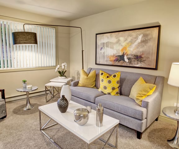 Colonial Square Living Room Apartments in Bellevue, WA