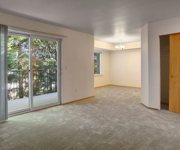 Lake Park Living Room Apartments in Everett, WA