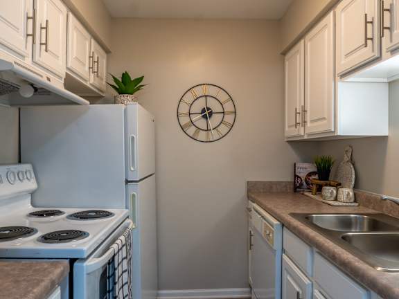 Resident Lounge at TLC Grand Apartments, Illinois, 60015
