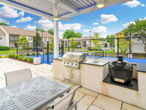 Outdoor Grill at Cambridge Station Apartment Homes, MS, 38655