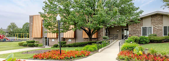 Outdoor courtyard at TLC Grand Apartments, Deerfield, IL 60015