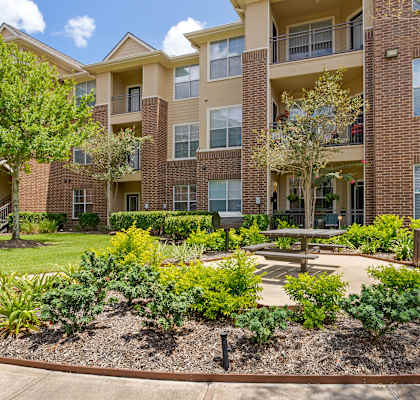 our apartments offer a beautiful courtyard in front of our building at Madison on the Meadow in TX 77477