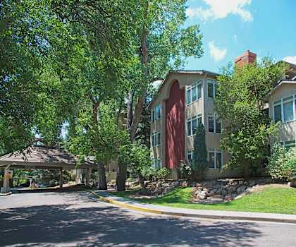 The exterior view of the front office at Cheyenne Creek Apartments. 