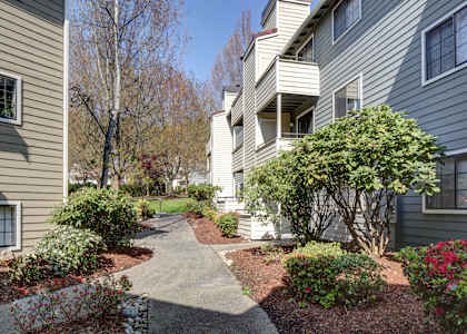 the walkway to the apartments at the estates at spring valley at 2000 Lake Washington Apartments, Renton, WA, 98056