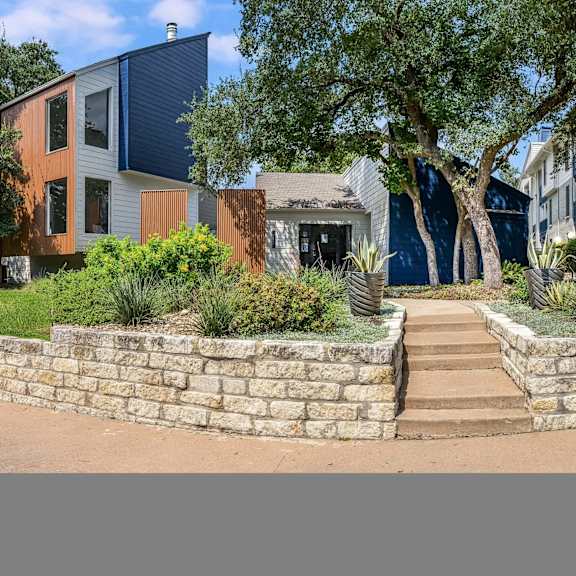 Open Courtyard Area at Peaks @ NW Hills Apartments, Austin, 78731