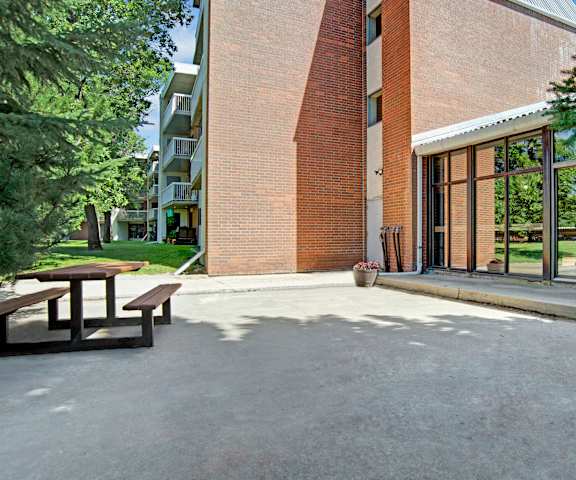 The outdoor patio with a view of the building at Edgemont Heights. 