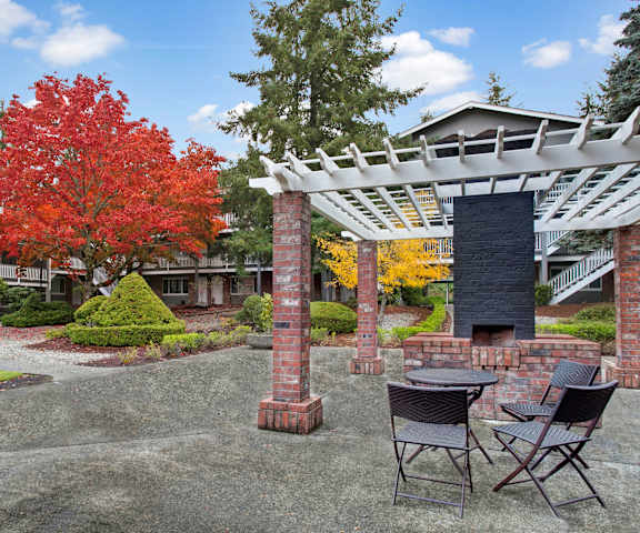 Barbeque area with a table and chairs at Colonial Square. 