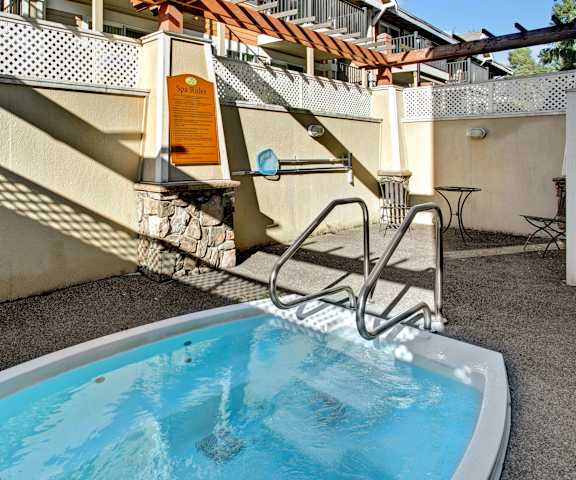 The jacuzzi with a table and chairs in the background at Forest Hills Estates.