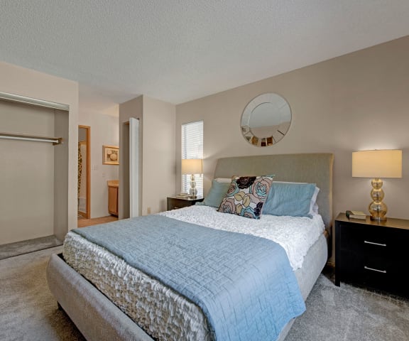 Grand View Bedroom Closet - Apartments in Colorado springs – Weidner Foundation