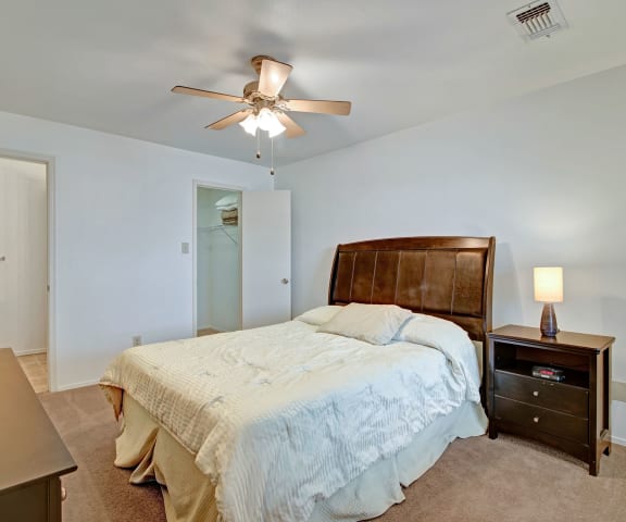 a bedroom St. James Place Bedroom Apartments in Milwaukee, WIwith a large bed and a ceiling fan