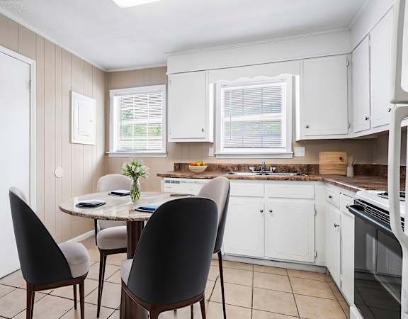 Dining And Kitchen Area at Signature Collection, Tuscaloosa, 35405
