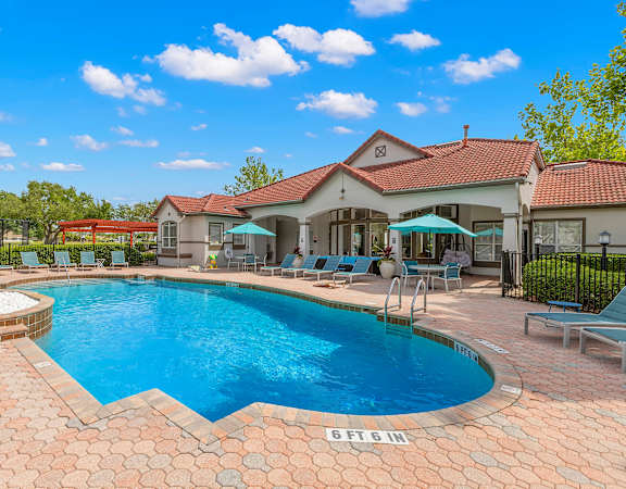 Second of two resort-style swimming pools - Egret's Landing Apartments