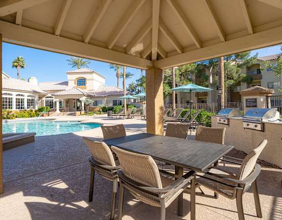 Poolside BBQ station with picnic area - Sonterra Apartments at Paradise Valley