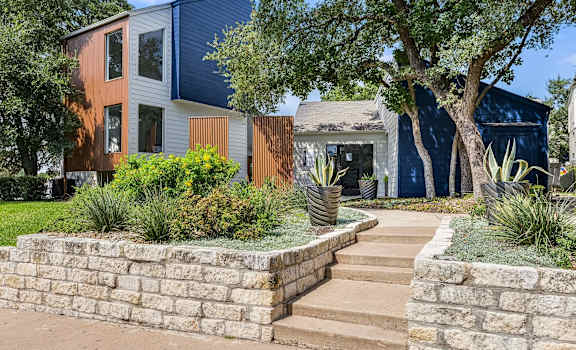 Contemporary home exterior at Peaks @ NW Hills Apartments, Texas, 78731