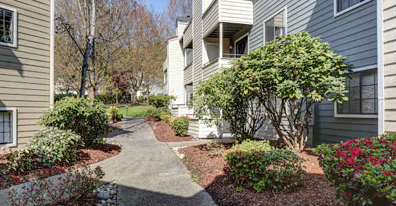 the walkway to the apartments at the estates at spring valley at 2000 Lake Washington Apartments, Renton, WA, 98056