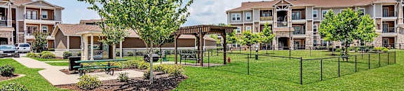 Lawn Area at POINTE AT GREENVILLE APARTMENTS, GREENVILLE, SC