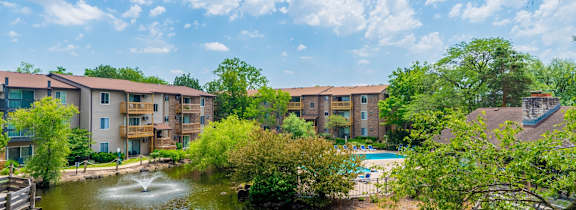 Outdoor courtyard at Forest Cove Apartments, Mount Prospect, IL 60056