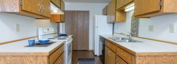 Park Circle Apartments | 2 Bedroom | Kitchen | Dining Area