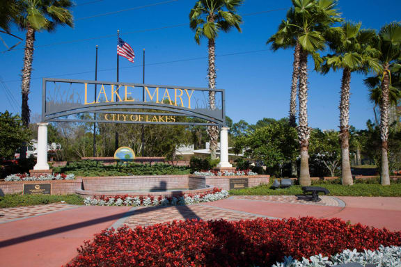 the entrance to the lake marina city entrance sign