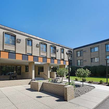 The Edge of Uptown Apartments in St. Louis Park, MN | courtyard