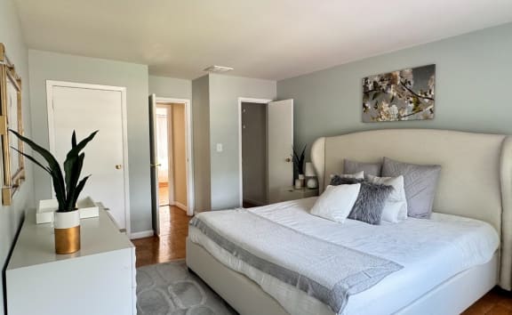 Bedroom at Raritan Crossing Apartment Homes, New Brunswick, NJ 08901